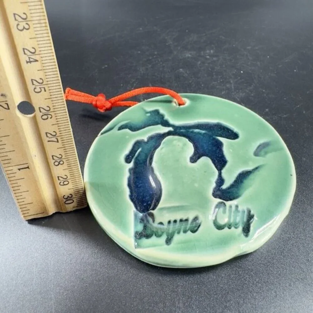 Vintage RT Ceramics Boyne City Round Wall Hanging Plaque‎ Ornament Figure VTG